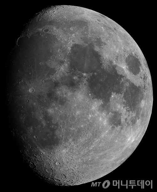 1억 8천만화소의 고해상도로 상현달을 촬영한 작품이다. 상현달의 전체 영역을 13부분으로 나누어 촬영. / 사진제공=한국천문연구원