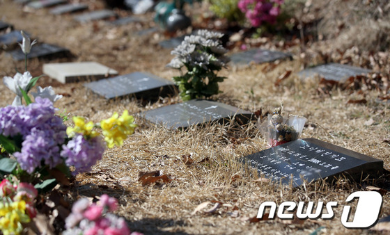 2014년 3월 경기도 의왕 안양시립청계공원묘지 '안양 초등생 유인 살해사건' 피해자 혜진양의 묘소(오른쪽) 옆 하얀 돌이 놓인 곳에 아버지 이창근씨가 안장됐다./사진=뉴스1
