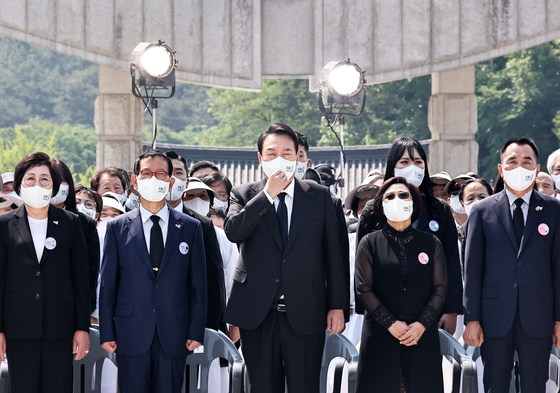 (광주=뉴스1) 오대일 기자 = 윤석열 대통령이 18일 광주 북구 운정동 국립5·18민주묘지에서 열린 제42주년 5·18민주화운동 기념식에 참석하고 있다. (대통령실사진기자단) 2022.5.18/뉴스1  