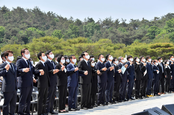 (광주=뉴스1) 안은나 기자 = 윤석열 대통령이 18일 광주 북구 국립5·18민주묘지에서 열린 제42주년 5·18민주화운동 기념식에서 참석자들과 손을 잡은 채 '임을 위한 행진곡'을 제창하고 있다. (대통령실사진기자단) 2022.5.18/뉴스1  