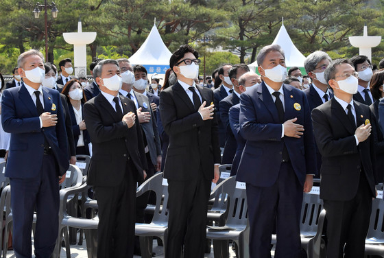 (광주=뉴스1) 안은나 기자 = 이상민 행정안전부 장관(왼쪽부터)과 이종섭 국방부 장관, 한동훈 법무부 장관, 박진 외교부 장관, 이종호 과학기술정보통신부 장관이 18일 광주 북구 국립5·18민주묘지에서 열린 제42주년 5·18민주화운동 기념식에 참석해 국기에 대한 경례를 하고 있다. (대통령실사진기자단) 2022.5.18/뉴스1  