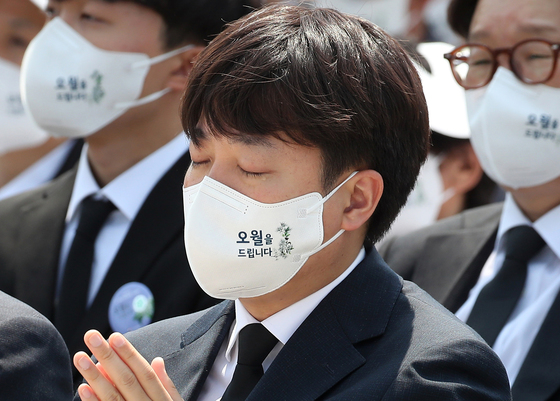 (광주=뉴스1) 안은나 기자 = 이준석 국민의힘 대표가 18일 광주 북구 운정동 국립5·18민주묘지에서 엄수된 '제42주년 5·18민주화운동 기념식'에서 기념공연 '행복의 나라'를 듣던 중 눈물을 흘리고 있다. (대통령실사진기자단) 2022.5.18/뉴스1  