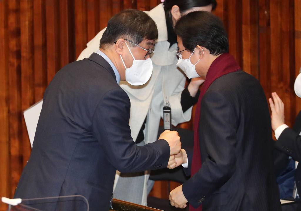 맹성규 더불어민주당 예결위 간사와 류성걸 국민의힘 예결위 간사가 지난 2월20일 서울 여의도 국회에서 열린 예산결산특별위원회 전체회의에서 인사하고 있다. / 사진제공=뉴시스