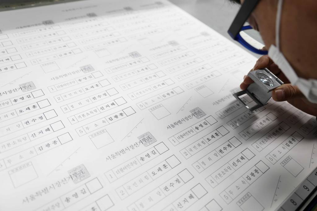 제8회 전국동시지방선거를 2주 앞둔 18일 오전 경기 파주시 한 인쇄업체에서 관계자들이 서울시장 선거 투표용지 출력 및 점검을 하고 있다. / 사진제공=뉴시스