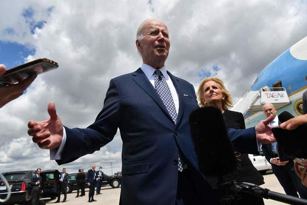 (버팔로 AFP=뉴스1) 우동명 기자 = 조 바이든 미국 대통령이 17일 (현지시간) 뉴욕주 버팔로 나이아가라 국제 공항에서 전용기를 타기 전에 취재진을 만나고 있다.  ? AFP=뉴스1  