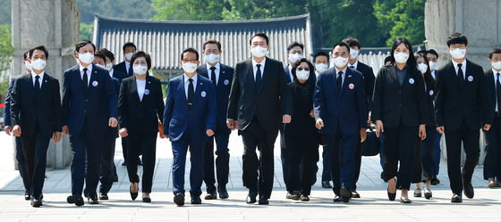 (광주=뉴스1) 황희규 기자 = 윤석열 대통령이 18일 오전 광주 북구 국립 5·18 민주묘지에서 열린 제42주년 5·18민주화운동 기념식에 참석하고 있다. (공동취재) 2022.5.18/뉴스1  