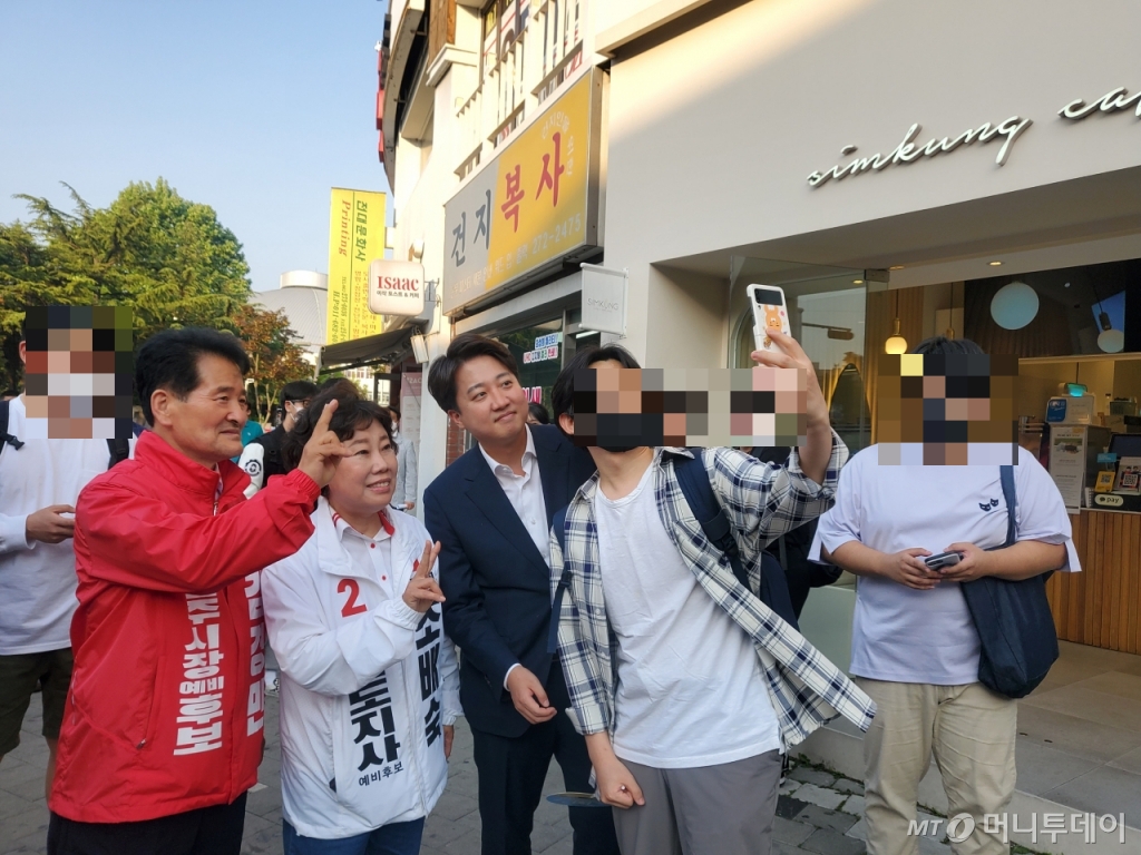 이준석 국민의힘 대표가 18일 전북 전주 전북대학교 앞에서 시민들과 사진을 찍고있다./사진=안채원 기자