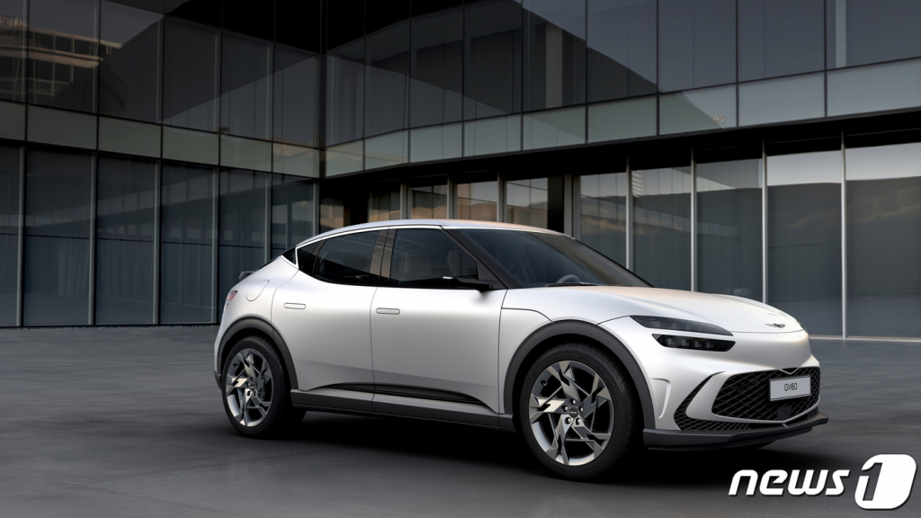 (서울=뉴스1) = 제네시스 브랜드가 사람의 얼굴을 인식해 차문을 제어하고 등록된 운전자에 맞춰 운행 환경을 제공하는 ‘페이스 커넥트’ 기술을 개발했하고, GV60에 첫 적용할 예정이라고 16일 밝혔다.   페이스 커넥트는 운전자 얼굴을 인식하고 차량의 도어를 잠금 또는 해제함과 동시에 사용자가 누구인지를 판단해 운전석 및 운전대 위치, 헤드업 디스플레이(HUD), 사이드 미러, 인포테인먼트 설정 등을 운전자에 맞춰 조정해준다. (제네시스 브랜드 제공) 2021.9.16/뉴스1  