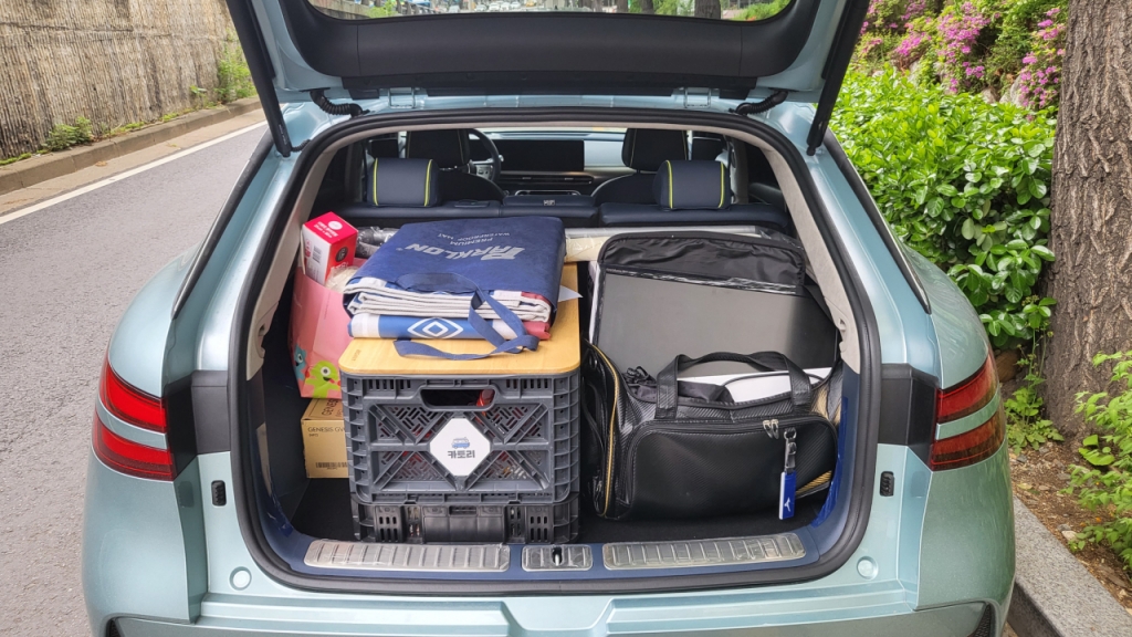 GV60에 차크닉 짐을 적재한 모습/사진=이강준 기자