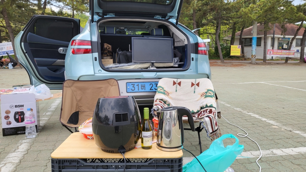 7일 오후 2시쯤 강원도 고성에서 제네시스 GV60의 V2L 기능을 이용해 점심 식사를 준비하는 모습/사진=이강준 기자