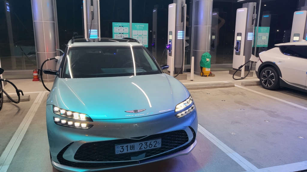 7일 오후 8시쯤 강원도 내린천 휴게소에서 제네시스 GV60이 현대차 초급속 충전 인프라 E-pit(이핏)에서 충전 중인 모습/사진=이강준 기자