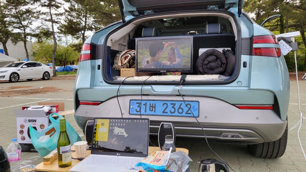 7일 오후 2시쯤 강원도 고성에서 제네시스 GV60의 V2L 기능을 이용해 전자기기를 사용하는 모습/사진=이강준 기자