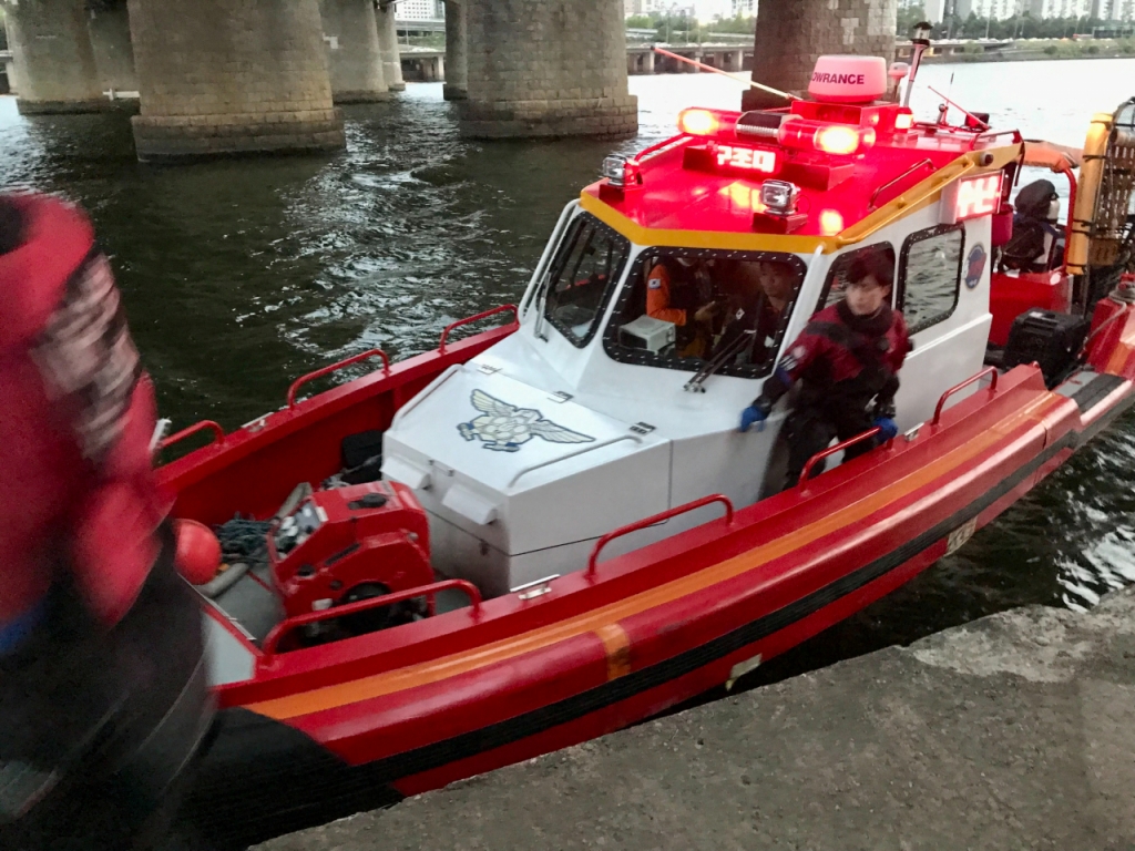 물에 빠진 여학생을 구조하기 위해 한강 위에서 달려와 도착한 구조대. 부리나케 살리겠다며 달려온 모두 고마운 이들./사진=김시영씨 제공 