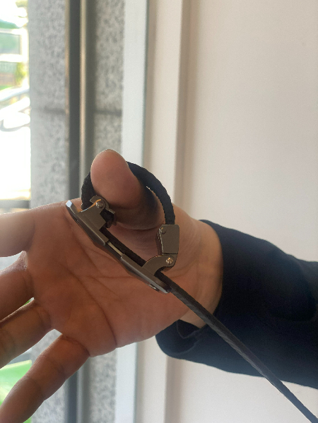 벨트 매듭을 짓고, 가방과 연결해 학생에게 던졌다. 익수자를 구조할 때, 섣불리 뛰어들지 말고 한 번만 냉정하게 방법을 생각해보란다./사진=남형도 기자