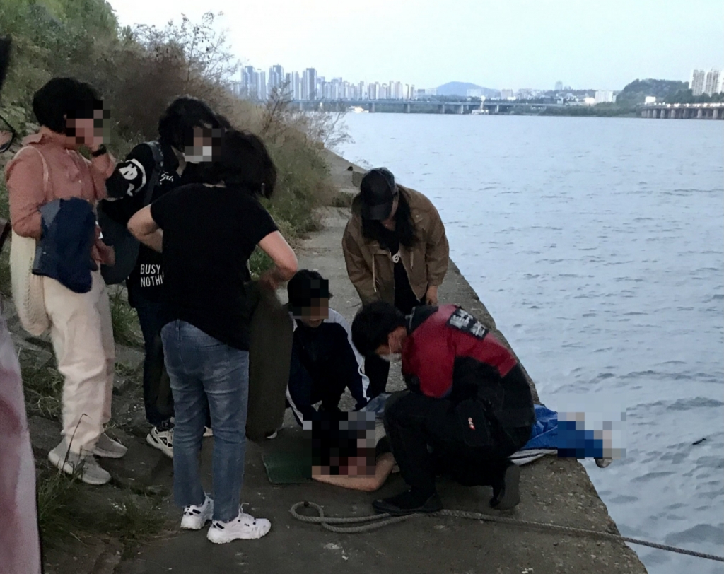 김시영 씨와 여러 사람들의 도움으로 구해낸 여학생. 손을 덜덜 떨고 있었다고 했다./사진=김시영씨 제공
