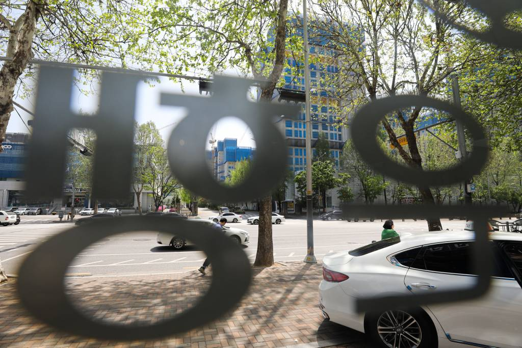 [서울=뉴시스] 권창회 기자 = 둔촌주공 재건축 조합이 시공 사업단과 공사비 관련 극한 대치 중인 가운데 은행들과도 이주비대출 금리를 놓고 줄다리기를 하고 있다. 정비업계와 금융권에 따르면 조합과 대출 은행들은 26일 총 2조1000억원의 대출 연장 협의를 진행하기로 했다. 7000억원의 사업비 대출과 1조4000억원 규모의 이주비 대출이다. 사진은 26일 오전 공사가 중단된 지 10일이 넘은 서울 강동구 둔촌주공 재건축 현장 모습. 2022.04.26.