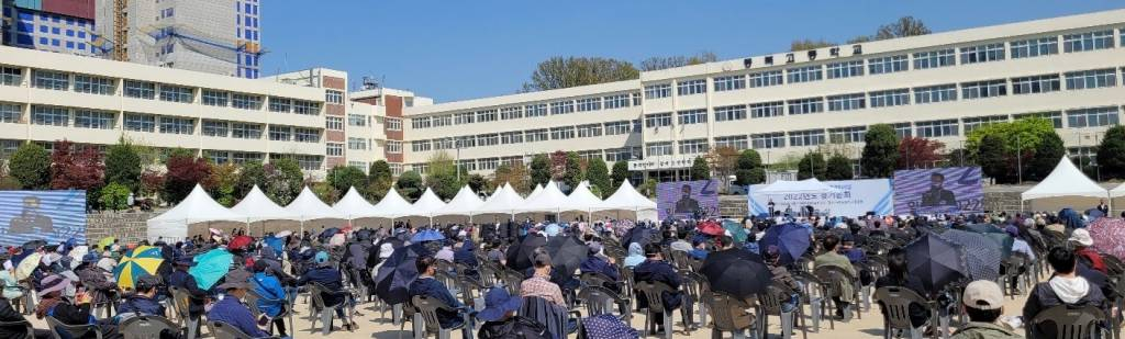[서울=뉴시스] 권창회 기자 = 지난 16일 서울 강동구 동북고등학교에서 둔촌주공재건축조합 정기총회가 진행되고 있다. 둔촌주공재건축조합은 과거 총회에서 통과된 '공사계약 변경의 건 의결 취소의 건'을 가결했다. (사진=둔촌주공재건축조합 제공) 2022.04.17.