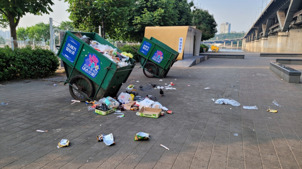 20일 오전 7시쯤. 청소노동자들이 전날 퇴근 전 세워놓은 수거용 리어카에 쓰레기가 가득한 모습./사진=김도균 기자
