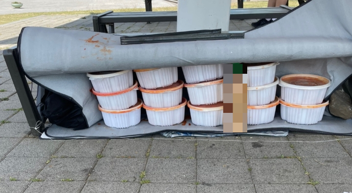 지난달 초. 조정자씨(57)와 그 동료들이 발견해 수거한 쓰레기의 모습. 한 노숙인이 모아놓은 음식물쓰레기다./사진=조정자씨 제공