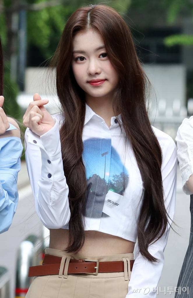 지난 13일 오전 서울 여의도 KBS공개홀에서 진행되는 '뮤직뱅크' 사전녹화를 위해 도착한 그룹 르세라핌(LE SSERAFIM) 김가람. 2022.05.13 /사진=임성균 기자 tjdrbs23@