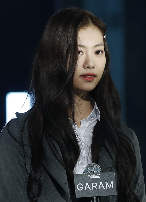 (서울=뉴스1) 권현진 기자 = 하이브 최초 걸그룹 르세라핌(LE SSERAFIM) 김가람이 2일 서울 중구 장충체육관에서 열린 데뷔 앨범 ‘FEARLESS’ 미디어 쇼케이스에서 취재진의 질문을 듣고 있다. 2022.5.2/뉴스1