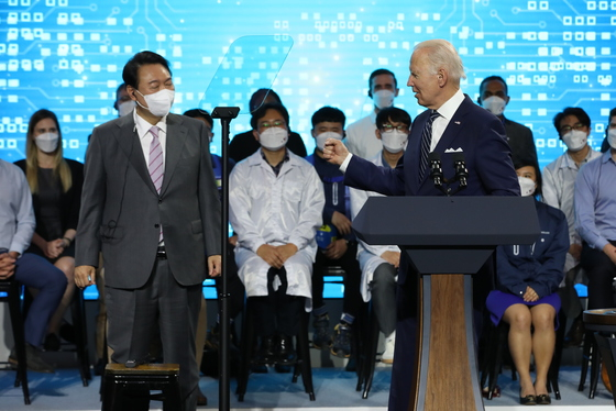 (평택=뉴스1) 오대일 기자 = 조 바이든 미국 대통령이 20일 윤석열 대통령과 함께 경기 평택 삼성전자 반도체 공장을 방문해 생산 시설을 둘러본 후 연설을 하고 있다. (대통령실사진기자단) 2022.5.20/뉴스1  