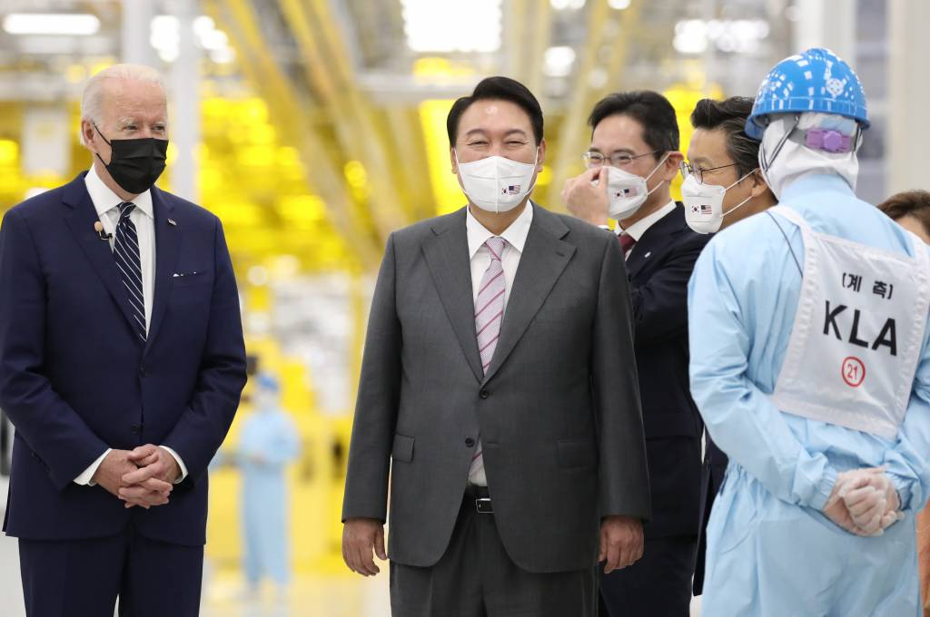 [평택=뉴시스] 전신 기자 = 윤석열 대통령과 조 바이든 미국 대통령이 20일 경기 평택 삼성전자 반도체 공장에서 이재용 부회장의 안내를 받으며 시찰하고 있다. 2022.05.20.
