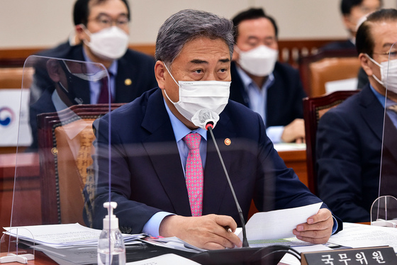 (서울=뉴스1) 유승관 기자 = 박진 외교부 장관이 17일 서울 여의도 국회에서 열린 외교통일위원회 전체회의에서 의원 질의에 답하고 있다. (공동취재) 2022.5.17/뉴스1  