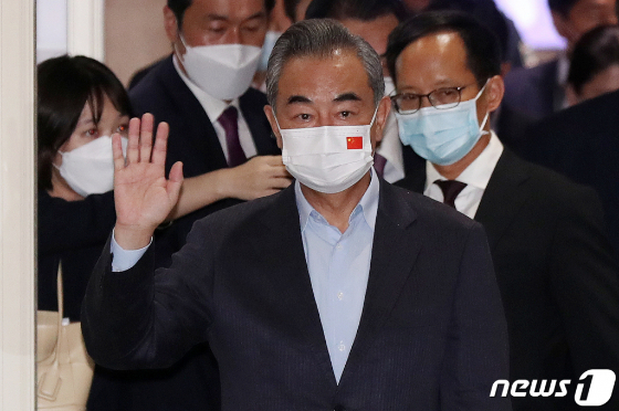 (인천공항=뉴스1) 민경석 기자 = 왕이 중국 국무위원 겸 외교부장이 14일 오후 인천국제공항을 통해 입국해 취재진을 향해 인사하고 있다.   왕이 외교부장은 오는 15일 열리는 한중 외교장관회담 참석차 약 10개월 만에 우리나라를 찾았다. 2021.9.14/뉴스1  
