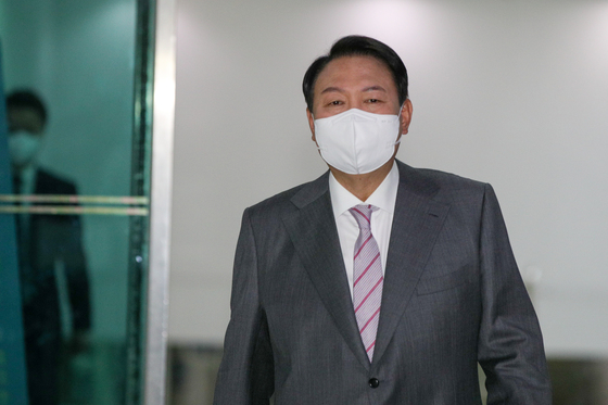 (서울=뉴스1) 안은나 기자 = 윤석열 대통령이 20일 오전 서울 용산 대통령실로 출근하고 있다. 윤 대통령은 이날 조 바이든 미국 대통령과 삼성전자 평택 반도체 공장에서 만날 예정이다. (대통령실사진기자단) 2022.5.20/뉴스1  