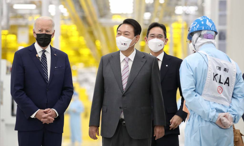 윤석열 대통령과 조 바이든 미국 대통령이 20일 경기 평택 삼성전자 반도체 공장에서 이재용 부회장의 안내를 받으며 시찰하고 있다. /사진=뉴시스
