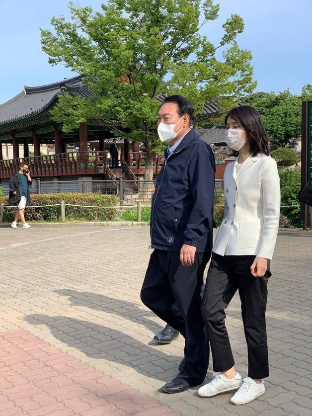 (서울=뉴스1) = 윤석열 대통령과 부인 김건희 여사가 14일 서울 중구 남산 한옥마을에서 산책하고 있다. (독자 제공) 2022.5.14/뉴스1  