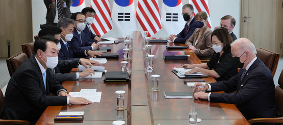 (서울=뉴스1) 안은나 기자 = 윤석열 대통령과 조 바이든 미국 대통령이 21일 오후 용산 대통령실 청사 접견실에서 확대 정상회담을 하고 있다. (대통령실사진기자단) 2022.5.21/뉴스1  