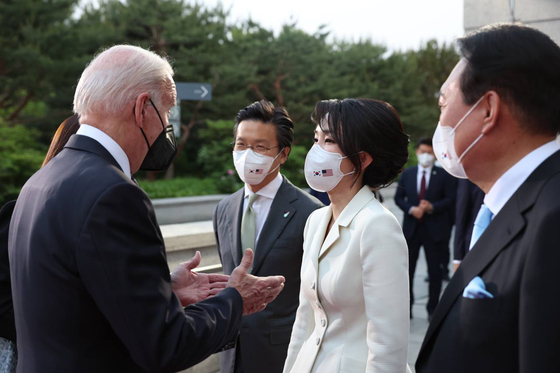 (서울=뉴스1) = 윤석열 대통령 부인 김건희 여사가 21일 오후 서울 용산구 국립중앙박물관에서 열린 환영만찬에 앞서 조 바이든 미국 대통령과 인사하고 있다. (김건희 여사 측 제공) 2022.5.22/뉴스1  