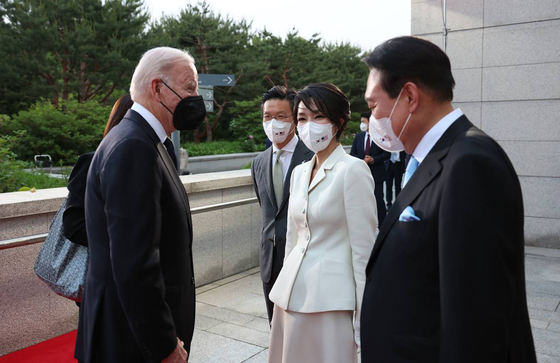(서울=뉴스1) = 윤석열 대통령과 부인 김건희 여사가 21일 오후 서울 용산구 국립중앙박물관에서 열린 환영만찬에 앞서 조 바이든 미국 대통령과 인사하고 있다. (김건희 여사 측 제공) 2022.5.22/뉴스1  