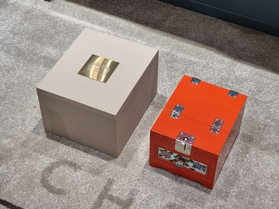 윤석열 대통령 부인 김건희 여사가 조 바이든 미국 대통령의 2박 3일 방한에 함께하지 못한 질 바이든 여사를 위해 경대와 도록을 선물했다. 경대는 한국 전통 문양이 새겨져 있고 거울을 세우면 그 아래에 화장품을 넣을 수 있는 서랍이 있다. (대통령실 제공) /사진=뉴스1