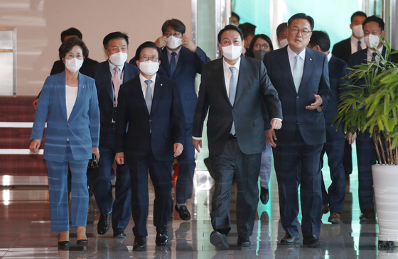 (서울=뉴스1) 오대일 기자 = 윤석열 대통령이 24일 국회의장단과의 저녁 만찬을 위해 용산 국방부 컨벤션센터로 입장하고 있다. (왼쪽부터) 김상희 국회부의장, 박병석 국회의장, 윤 대통령, 정진석 국회부의장. (대통령실사진기자단) 2022.5.24/뉴스1  