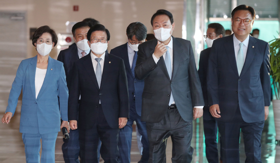 (서울=뉴스1) 오대일 기자 = 윤석열 대통령이 24일 국회의장단과의 저녁 만찬을 위해 용산 국방부 컨벤션센터로 입장하고 있다. (왼쪽부터) 김상희 국회부의장, 박병석 국회의장, 윤 대통령, 정진석 국회부의장. (대통령실사진기자단) 2022.5.24/뉴스1  