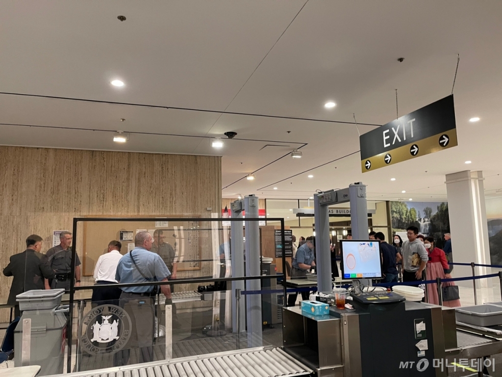 뉴욕주의회 의사당 내 검색대 /사진=임동욱 특파원