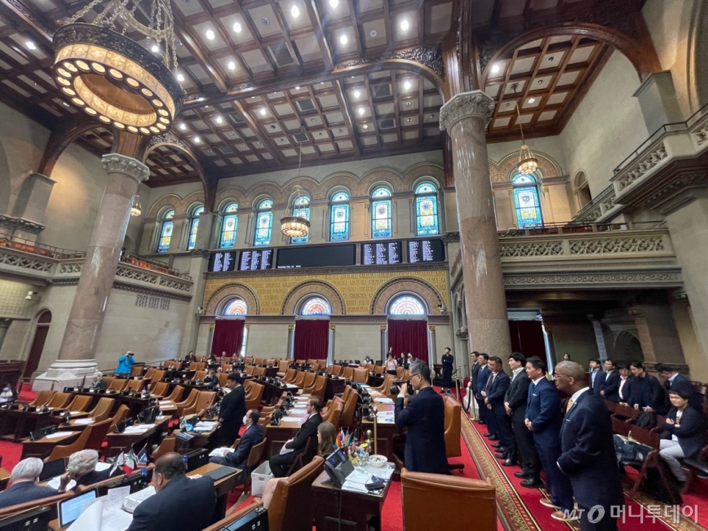뉴욕주의회에서 김치의 날 제정과 관련해 축하 받는 관계자들 /사진=임동욱 특파원