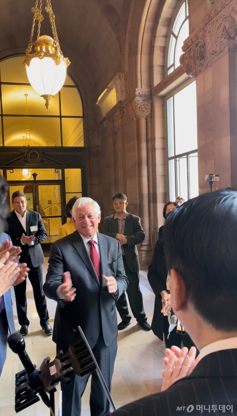 찰스 라빈 뉴욕주하원 법사위원장이 김치의 날 제정을 축하하고 있다.  /사진=임동욱 특파원