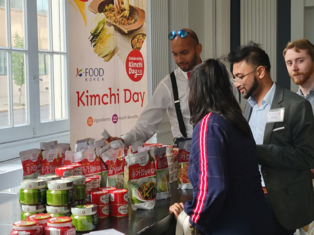 뉴욕주의회 관계자들이 한국 김치를 살펴보고 있다. /사진제공=aT 뉴욕지사