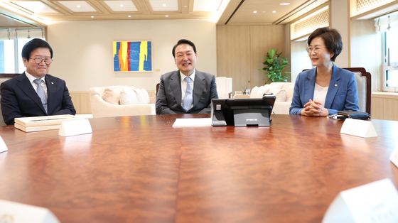 윤석열 대통령이 24일 용산 대통령실 청사 집무실에서 국회의장단을 접견하고 있다. 왼쪽부터 박병석 국회의장, 윤 대통령, 김상희 국회부의장. (대통령실 제공)/사진=뉴스1