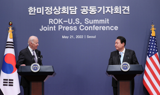 윤석열 대통령과 조 바이든 미국 대통령이 21일 용산 대통령실 청사 강당에서 열린 한미정상회담 공동 기자회견에서 마주보며 대화하고 있다. (대통령실사진기자단) /사진=뉴스1