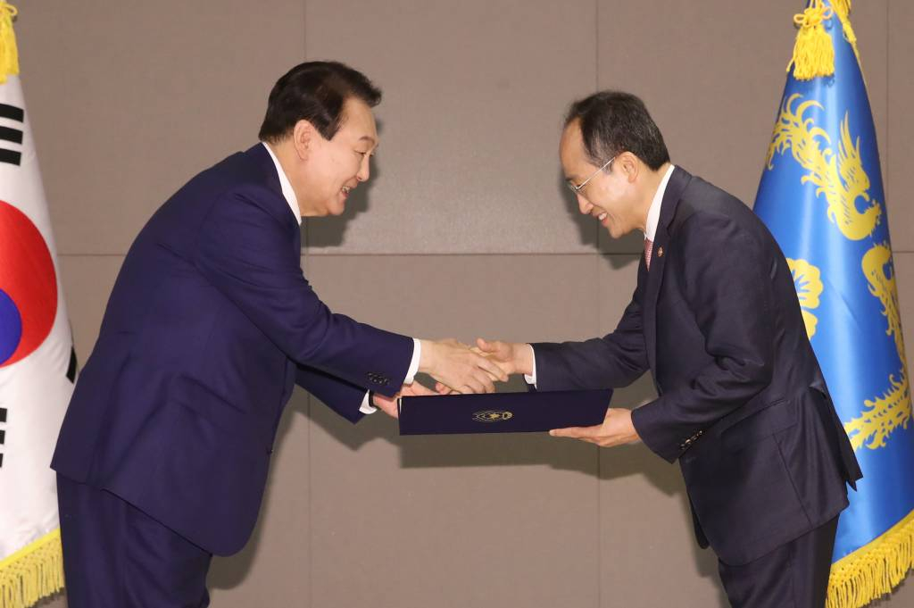 [세종=뉴시스] 전신 기자 = 윤석열 대통령이 26일 정부세종청사에서 추경호 경제부총리 겸 기획재정부 장관에게 임명장을 수여하고 있다. 2022.05.26.