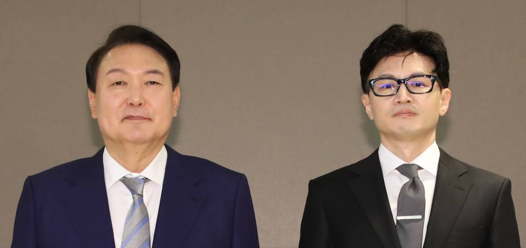 [세종=뉴시스] 전신 기자 = 윤석열 대통령이 26일 정부세종청사에서 한동훈 법무부 장관에게 임명장을 수여하고 기념촬영을 했다. 2022.05.26.