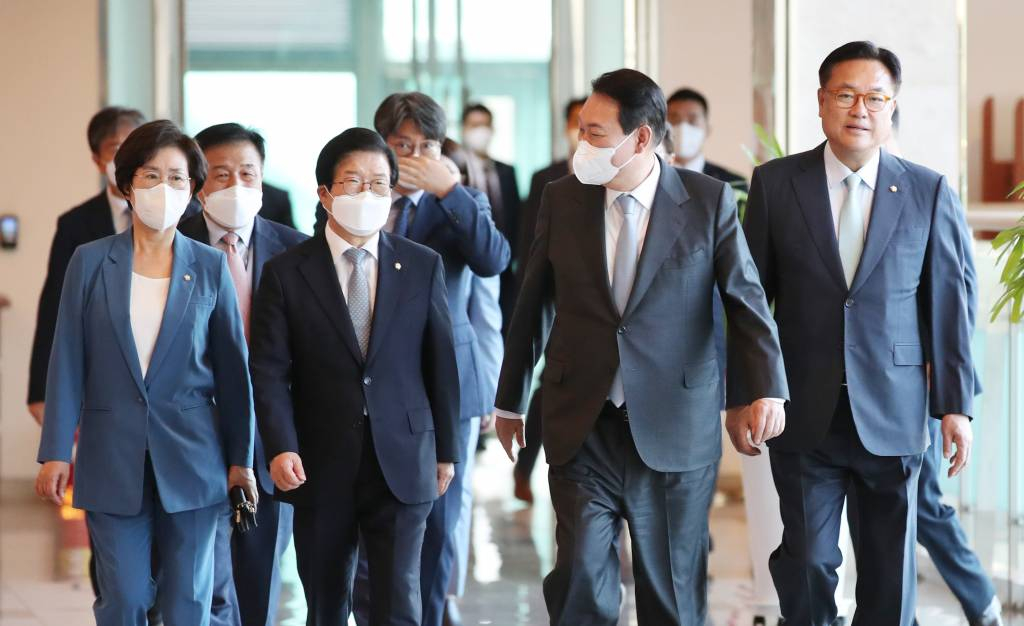 윤석열 대통령이 24일 서울 용산 국방컨벤션에서 열린 국회의장단 만찬에 참석하고 있다. 앞줄 왼쪽부터 김상희 국회부의장, 박병석 국회의장, 윤 대통령, 정진석 국회부의장. /사진=뉴시스