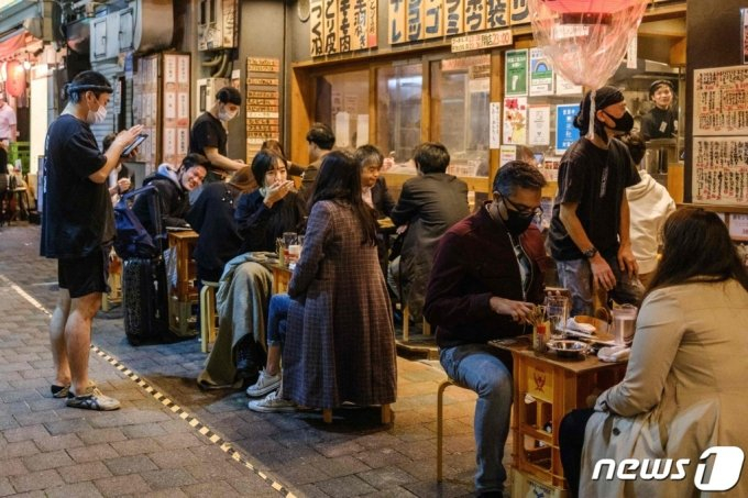 생활물가가 오르면서 허리띠를 졸라매는 사람들이 늘고 있다. 사진은 일본 도쿄의 한 선술집에서 시간을 보내는 사람들. /ⓒ AFP=뉴스1
