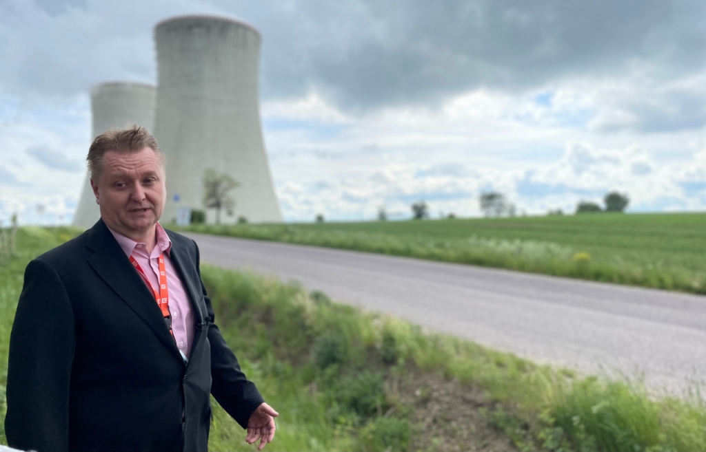 이리 베즈덱(Ji?? Bezd?k) 체코전력공사 언론담당이 한국 취재진에게 신규 원전 건설 예정 부지를 안내하고 있다. /사진=김훈남 기자