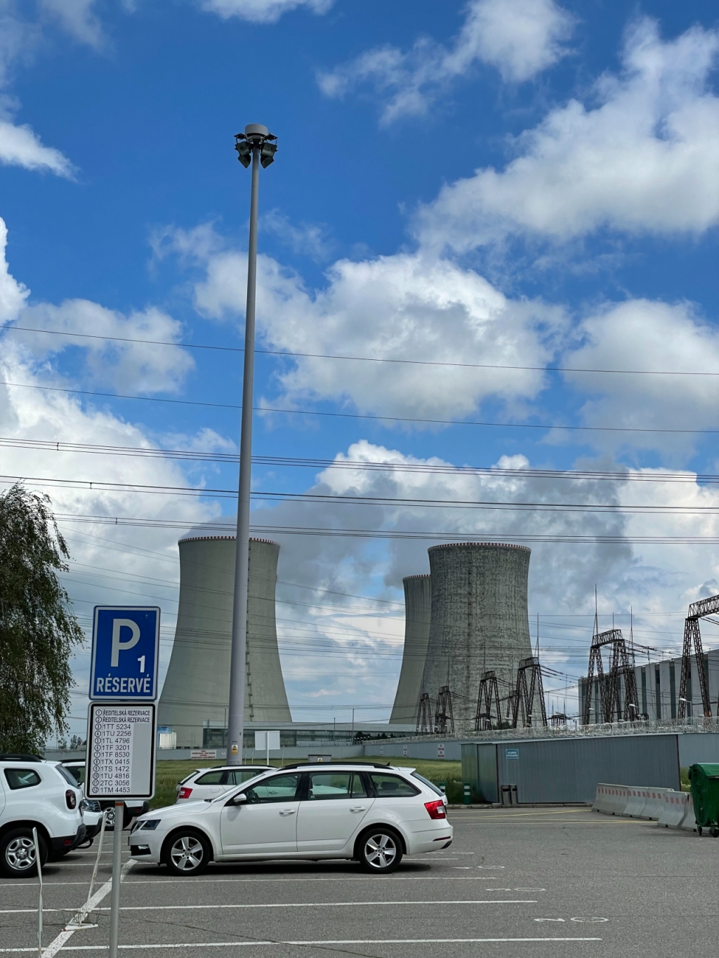 두코바니 원전 전경. 냉각탑과 송전설비 등 원전 발전소 설비를 한눈에 확인할 수 있다.  /사진=김훈남 기자